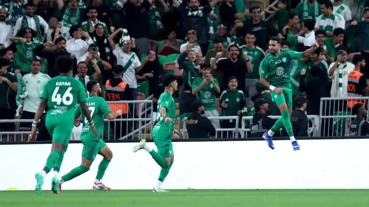 من هو معلق مباراة الأهلي وضمك في منافسات دوري روشن السعودي؟